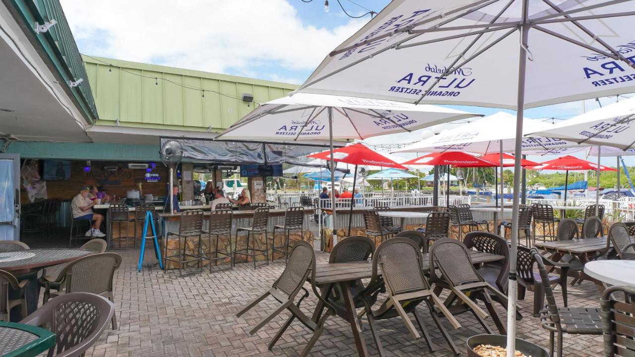 Waterfront Room, Heated Pool, Tiki Bar & Grill Sarasota Exteriör bild